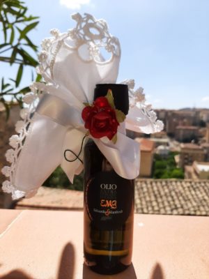 Bomboniera centrino in puro lino con bottiglia di olio