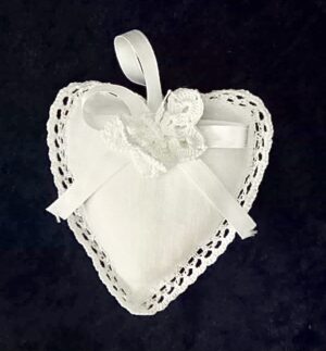 Bomboniera a forma di cuore con farfalla
