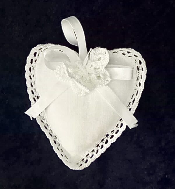 Bomboniera a forma di cuore con farfalla