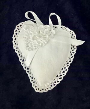 Bomboniera a forma di cuore in puro lino con fiore
